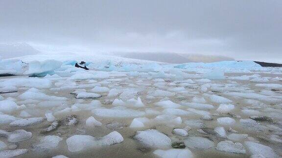 暴雨倾泻在冰岛冰川湖útsyniyfirj?kul