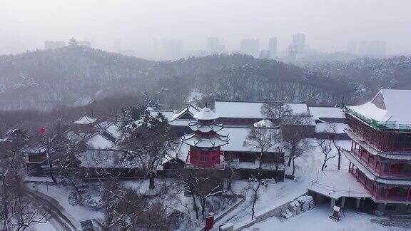 吉林雪山上的寺庙