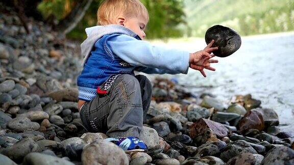 孩子往河里扔石头