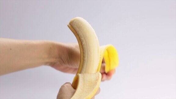 剥一根香蕉