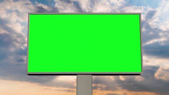 时间的推移-空白的绿色广告牌和移动的白云在夕阳的天空