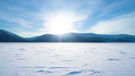雄伟的冰雪冬季景观白雪覆盖的贝加尔湖表面