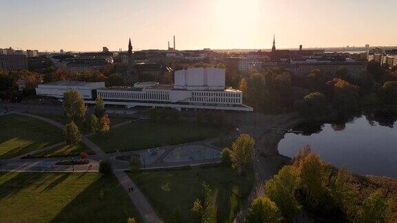鸟瞰秋天的赫尔辛基城市无人机在赫尔辛基城市和建筑上空飞行