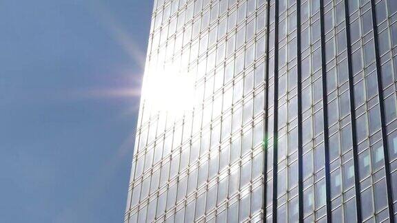 现代建筑反射阳光的玻璃墙
