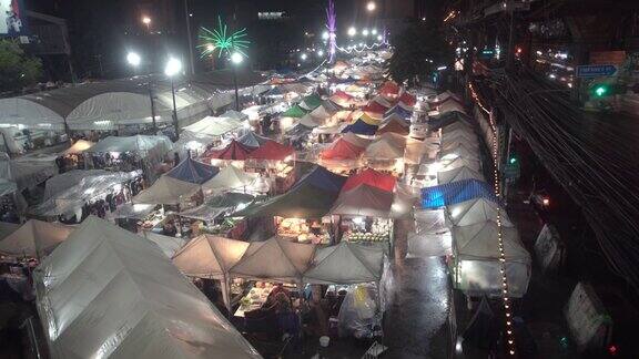 时间流逝的夜市在曼谷泰国人们晚上在市场购物
