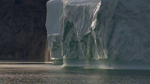 缓缓驶过格陵兰岛的一座巨大冰山