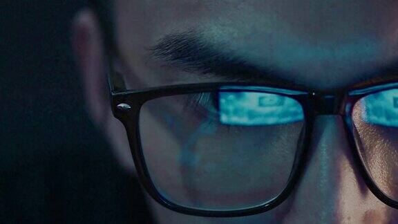 戴眼镜看电脑的男人的眼睛特写