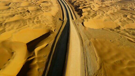 火车铁路穿越阿联酋沙漠的鸟瞰图