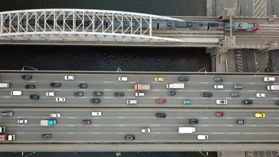 从上到下的汽车和火车桥上的交通视图