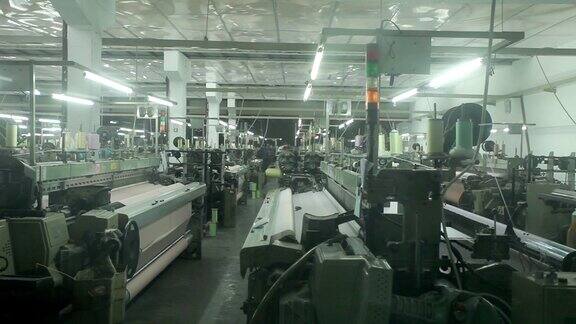 中国纺织工厂内部和机器工作场景