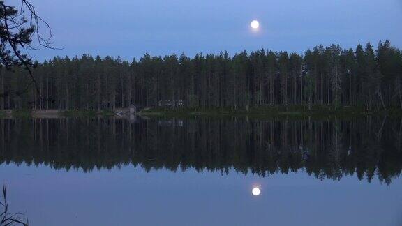 芬兰的荒野湖-月光下的夜晚感受