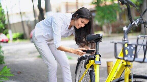 女商人用智能手机扫描共享单车的二维码