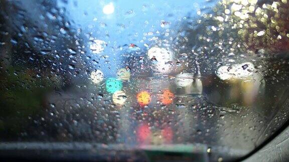 在雨中驾驶一辆车