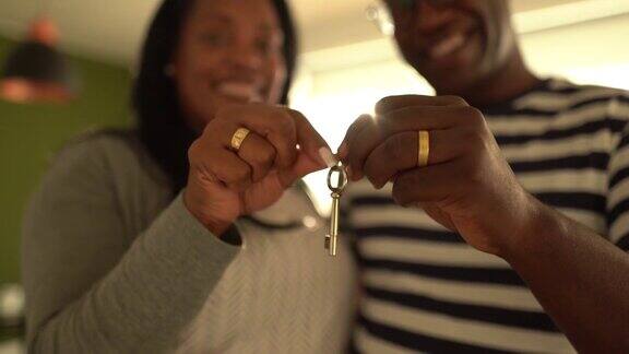 幸福的夫妇展示新房子的钥匙