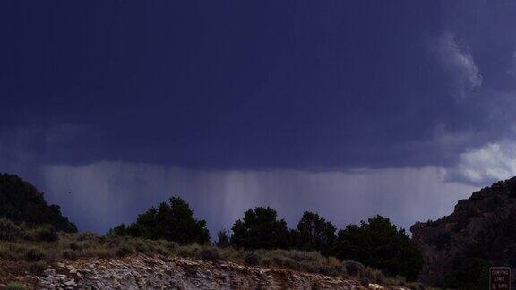 犹他州火红峡谷暴雨期间的一道闪电