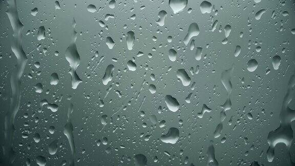 大雨窗户玻璃上的雨滴特写雷暴恶劣的天气