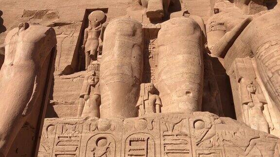 拉美西斯二世的四座巨大雕像守卫着他在埃及阿布辛贝城著名的岩石雕刻神庙的入口