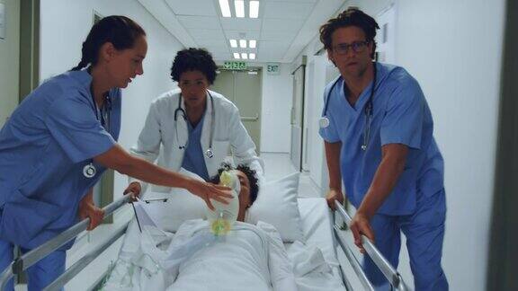 医疗队在医院的走廊里推着紧急担架床