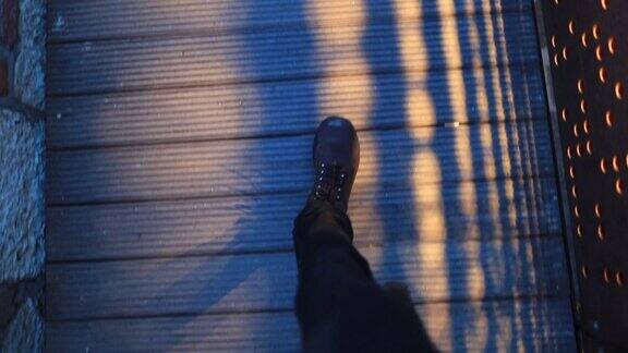 晚上走路的人的POV人们在黄昏时分穿着靴子走路的观点
