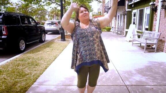 一个矮胖的女人在慢慢的动作中大叫、喊叫和跳舞