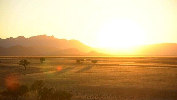 美丽的非洲大草原无人机的观点日出