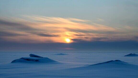 冻结的海面上的日落