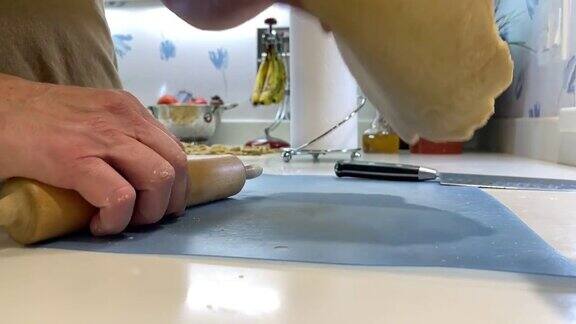 家庭厨房慢动作视频系列中男厨师为鸡肉面汤准备面条
