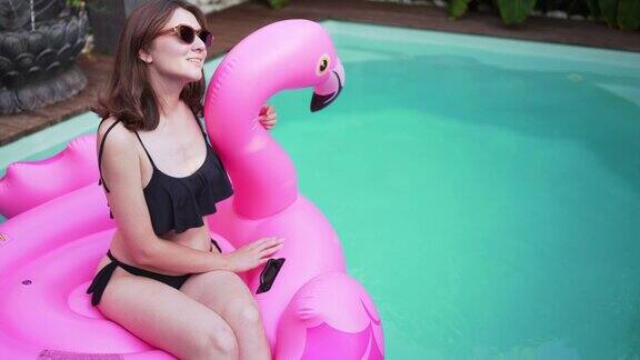 泳池派对穿着比基尼的粉红火烈鸟女郎