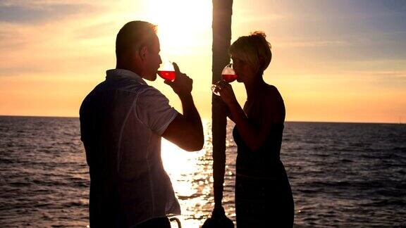 一对夫妇在帆船上用葡萄酒祝酒