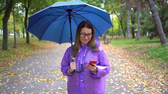 女人在雨中使用智能手机