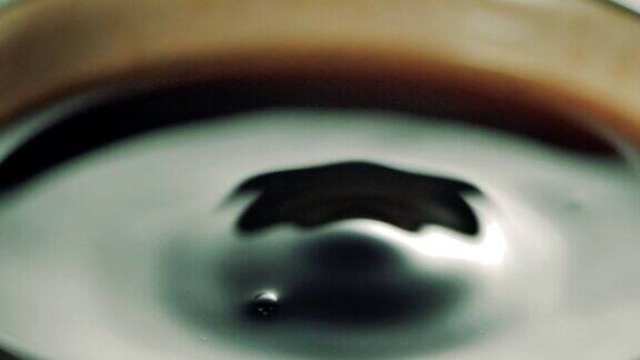 一滴掉进咖啡杯里慢动作特写