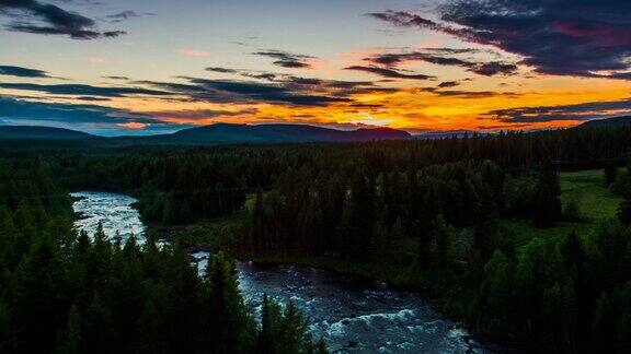 黄昏下河流被北方针叶林包围