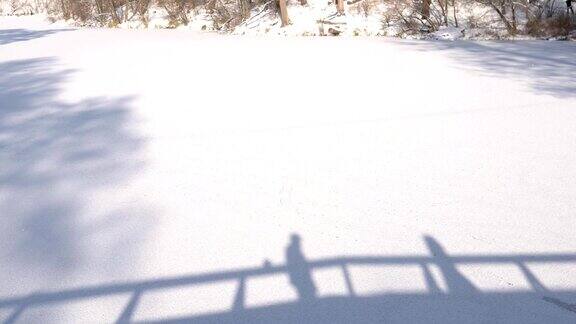雪地上夫妻的影子