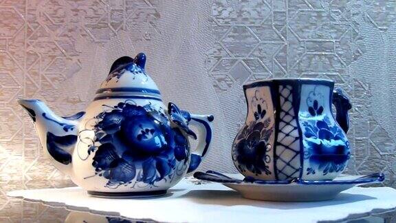 水壶、茶杯、茶碟和茶匙俄罗斯传统格热尔风格的家庭餐具格热尔-俄罗斯民间陶瓷工艺和生产瓷器及俄罗斯民间绘画的一种