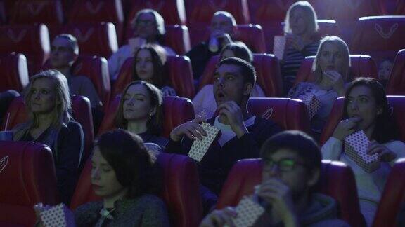 一群人正在电影院看电影