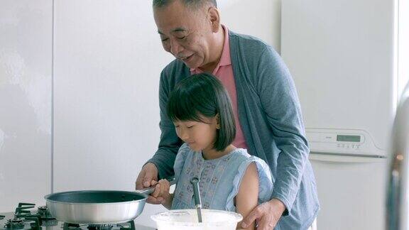小女孩和她的爷爷一起做饭