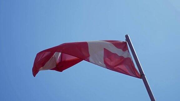 蓝天中飘扬的丹麦国旗