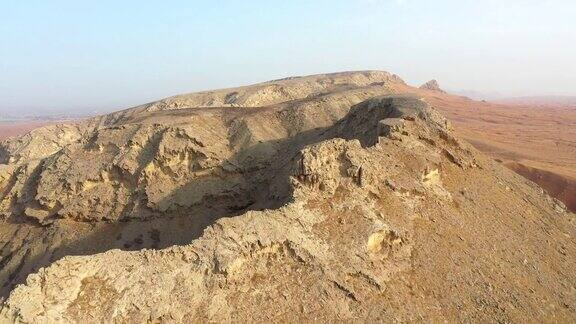 无人机的化石岩石在干燥的沙漠与沙的涟漪高沙丘沙漠在阿拉伯联合酋长国的地质景观