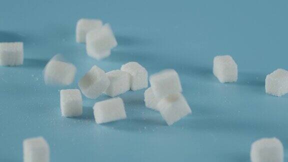 方糖掉在桌子上