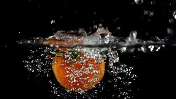 慢镜头:番茄泼水
