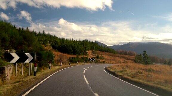 在美丽的秋天在苏格兰公路旅行减速标志