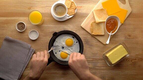 男性握手装置早餐是煎蛋、烤面包和咖啡