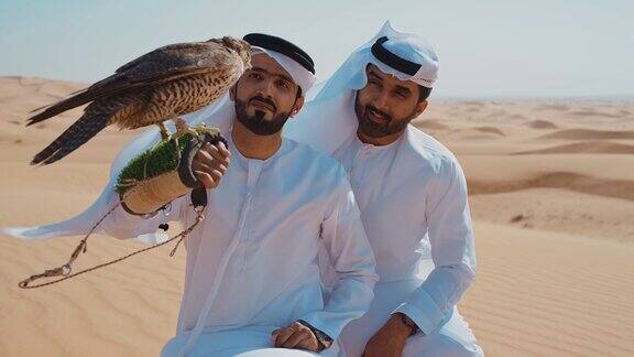 驯鹰人在迪拜的沙漠中训练他的猎鹰