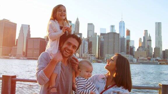 一家人和孩子们站在曼哈顿的河边