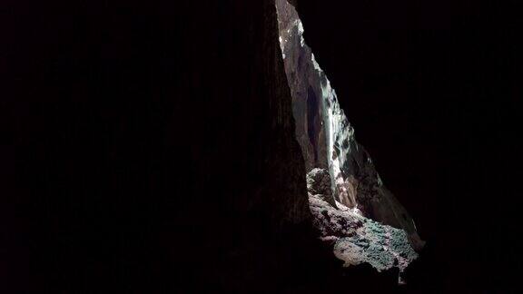 4K马来西亚美丽的黑暗洞穴里的阳光光通孔
