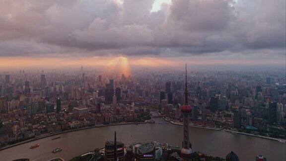 日落黄昏的上海时间流逝俯瞰上海云朵飘动阳光魔术般地投射在建筑物上4k镜头b卷拍摄