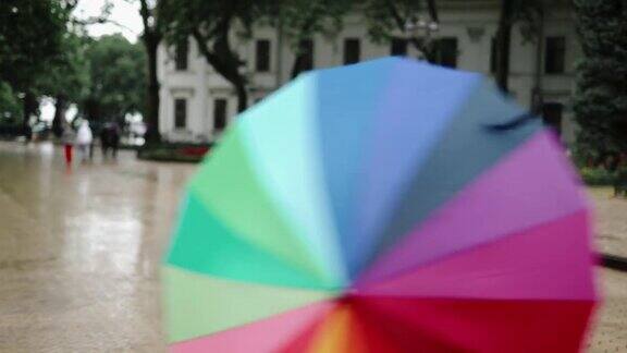 快乐的女人在城市里摘下雨伞享受雨