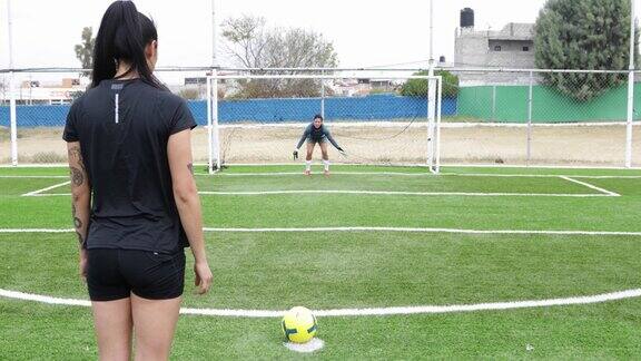 女性训练足球