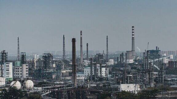 石油化工厂和炼油厂日落时的鸟瞰图