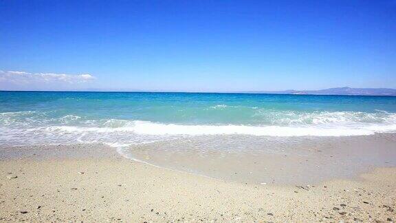 热带沙滩映衬着蓝天